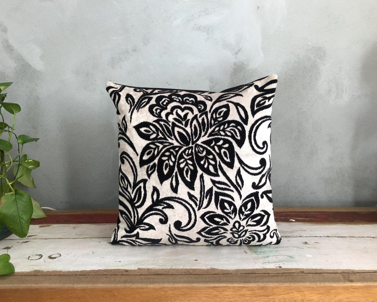 Siyah Beyaz Gothic Kadife Yastık Kılıfı