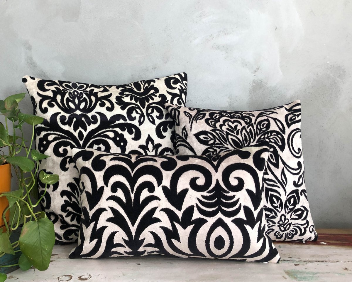 Siyah Beyaz Gothic Kadife Yastık Kılıfı