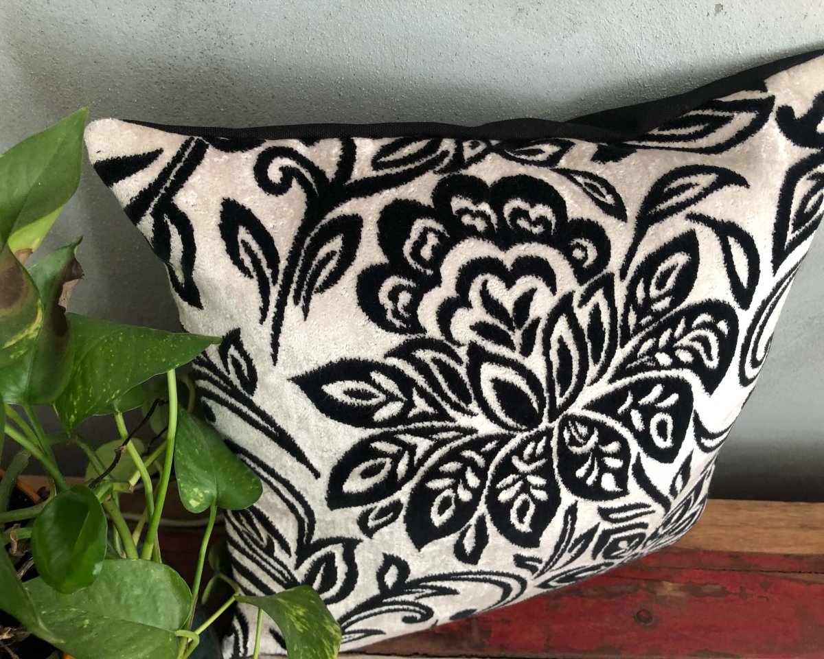 Siyah Beyaz Gothic Kadife Yastık Kılıfı