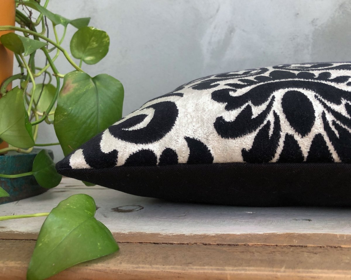 Siyah Beyaz Gothic Kadife Yastık Kılıfı