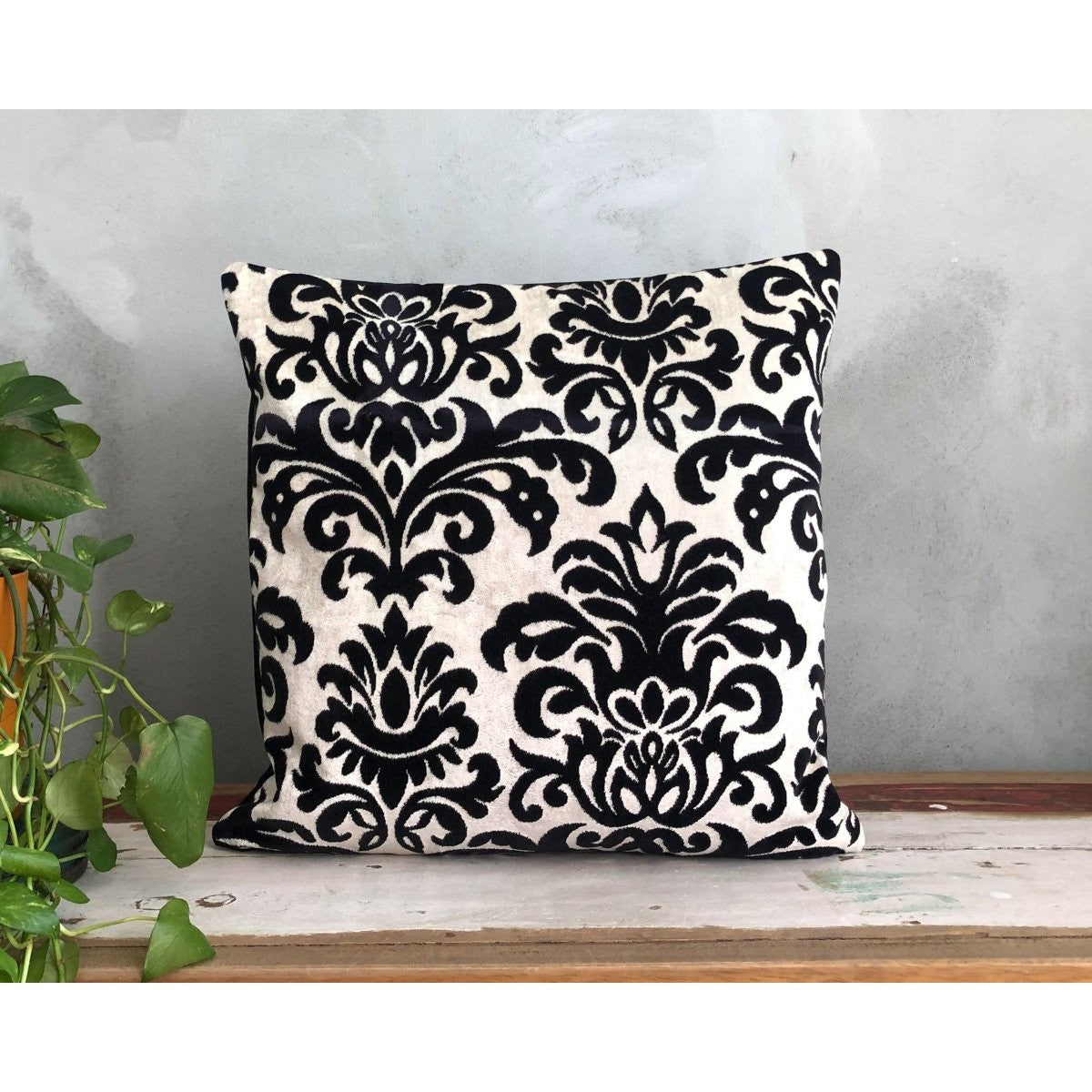 Siyah Beyaz Gothic Kadife Yastık Kılıfı