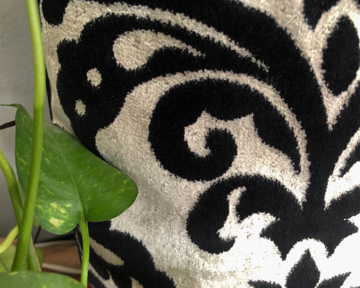 Siyah Beyaz Gothic Kadife Yastık Kılıfı