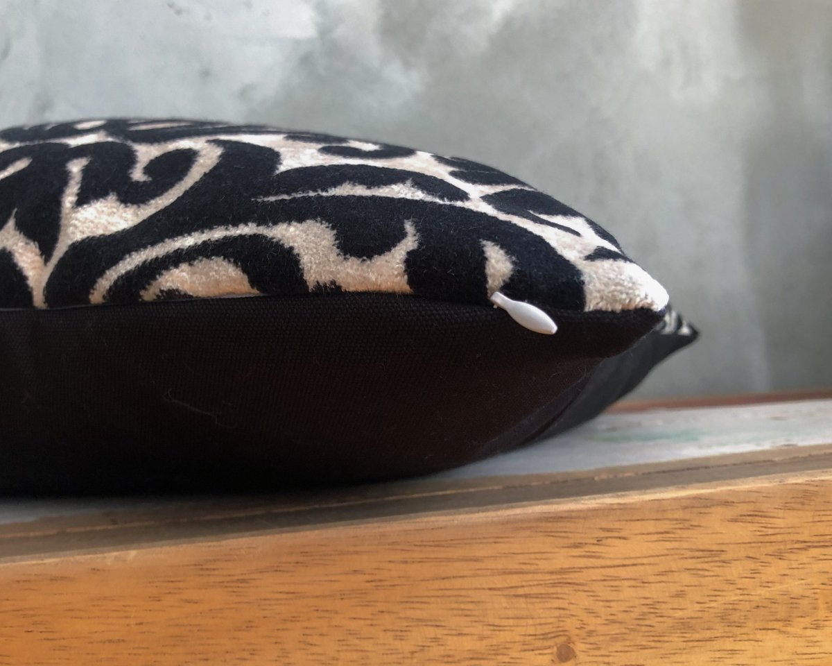 Siyah Beyaz Gothic Kadife Yastık Kılıfı