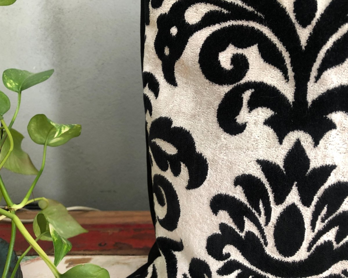 Siyah Beyaz Gothic Kadife Yastık Kılıfı