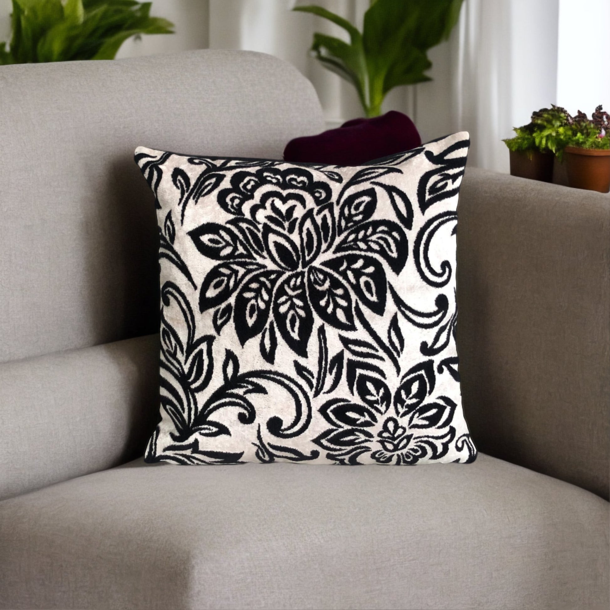 Siyah Beyaz Gothic Kadife Yastık Kılıfı