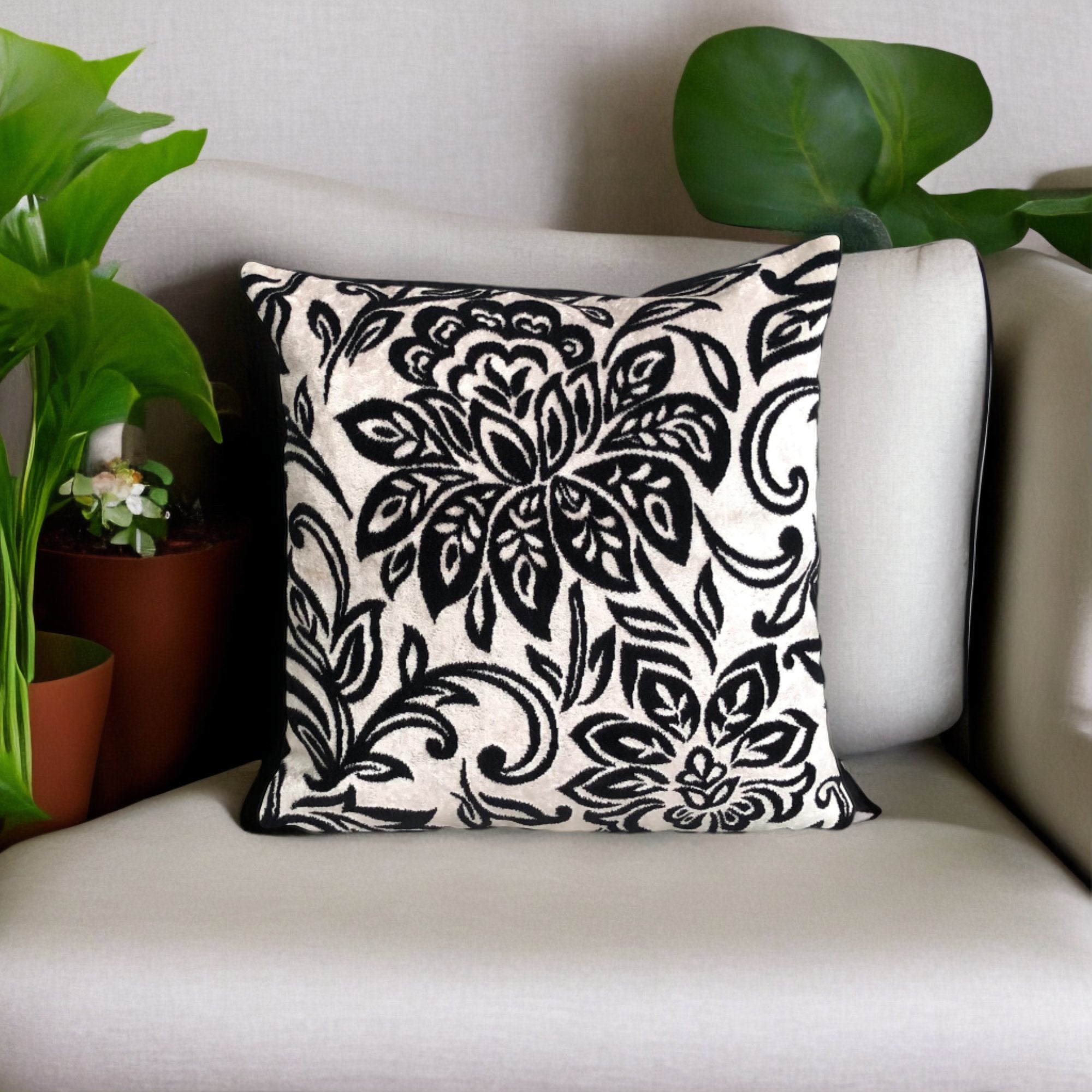 Siyah Beyaz Gothic Kadife Yastık Kılıfı