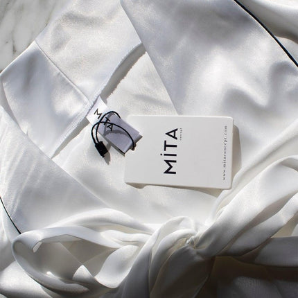 Mita Concept - İpeksi Saten Beyaz Lacivert Biyeli Şal Yaka Kimono ve Pantolonlu Takım - Pijama Takımı